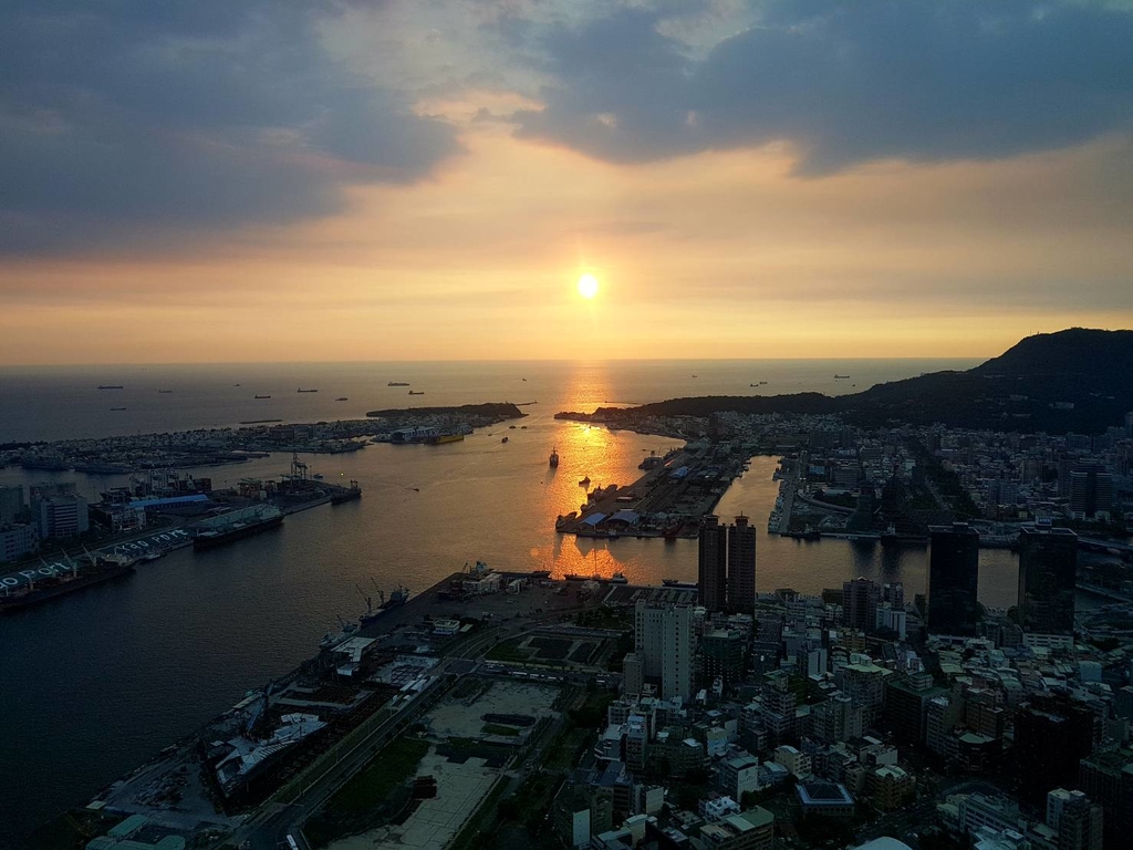 俯瞰高雄港埠 夕陽之美 俯瞰高雄港埠 夕陽之美