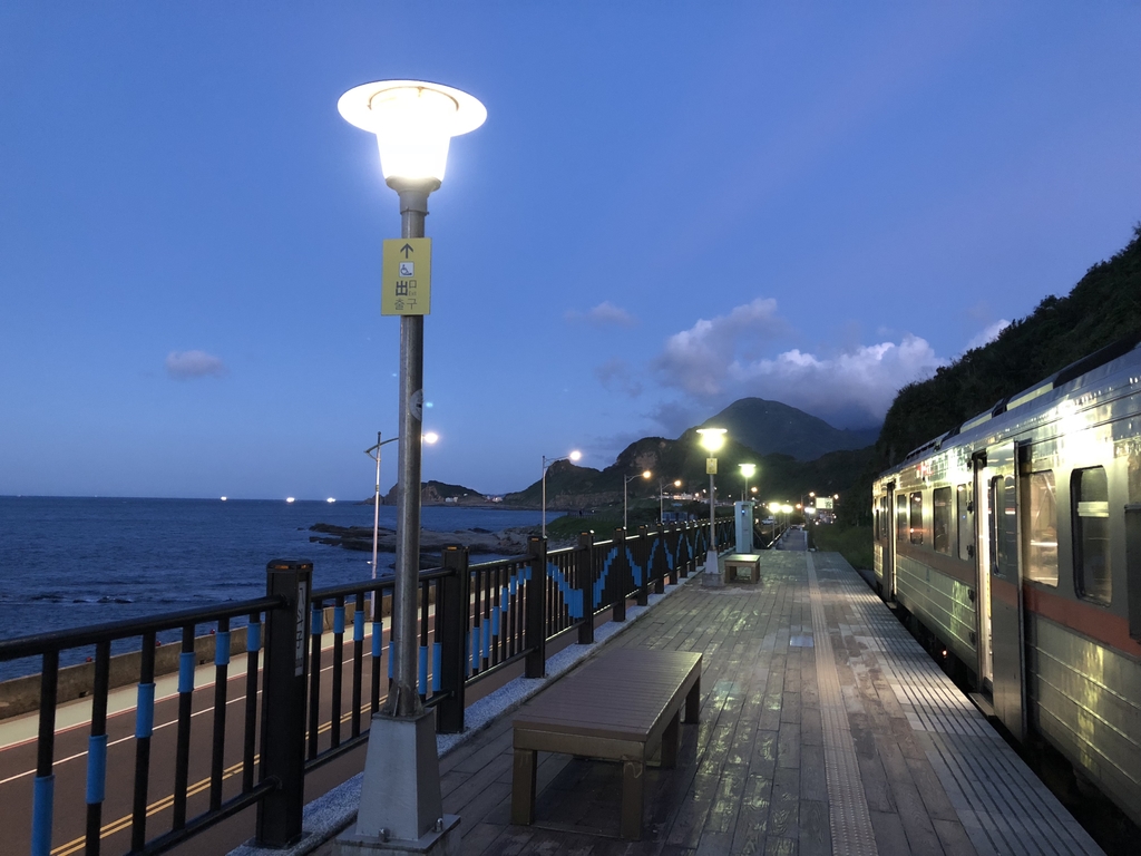 基隆 望海巷之 夜電車 基隆 望海巷之 夜電車