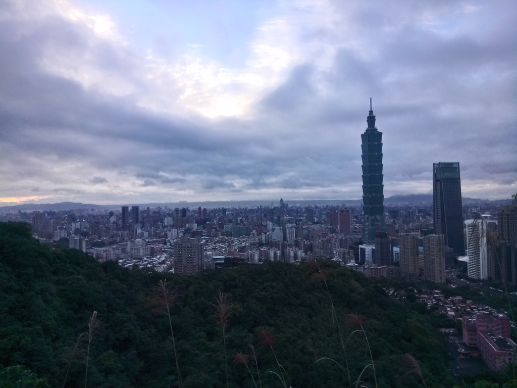 偕友登象山 望夕陽餘暉 偕友登象山 望夕陽餘暉