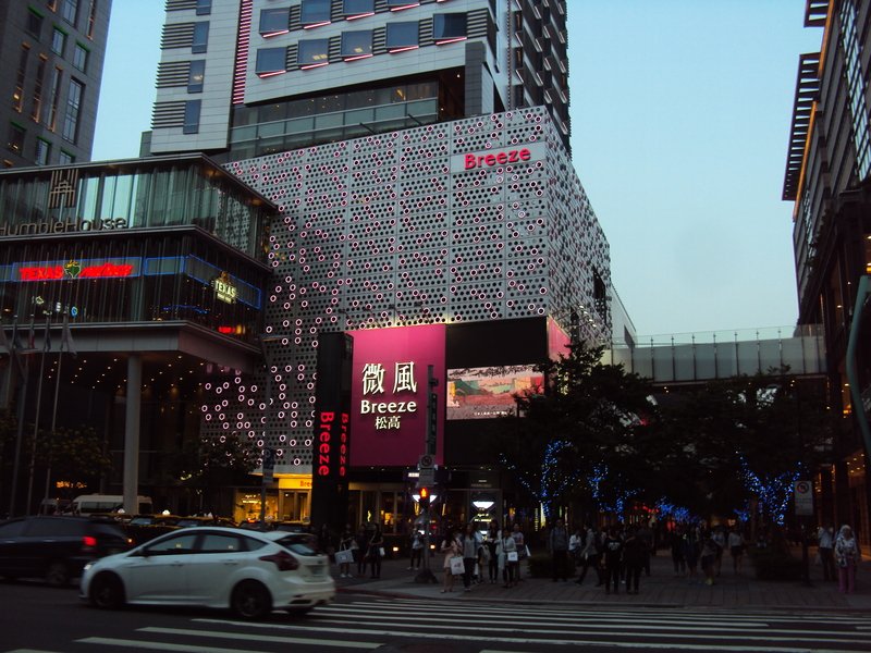 台北 華燈初上之 微風松高店 台北 華燈初上之 微風松高店