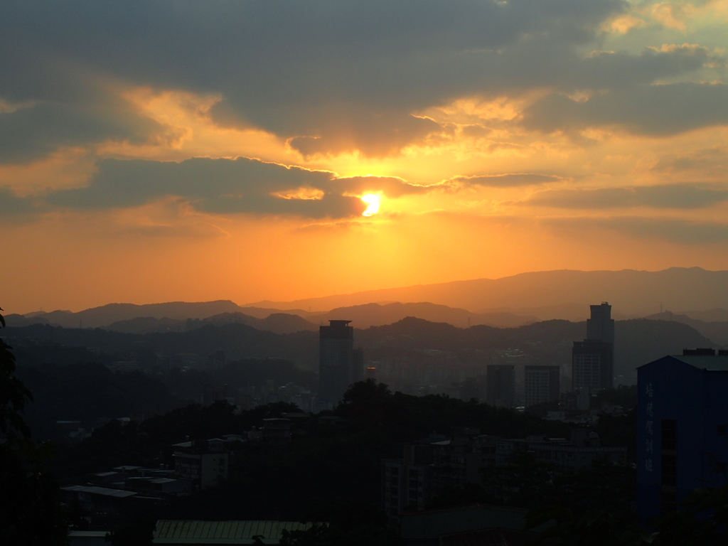 基隆 圓窗領夕照 基隆 圓窗領夕照