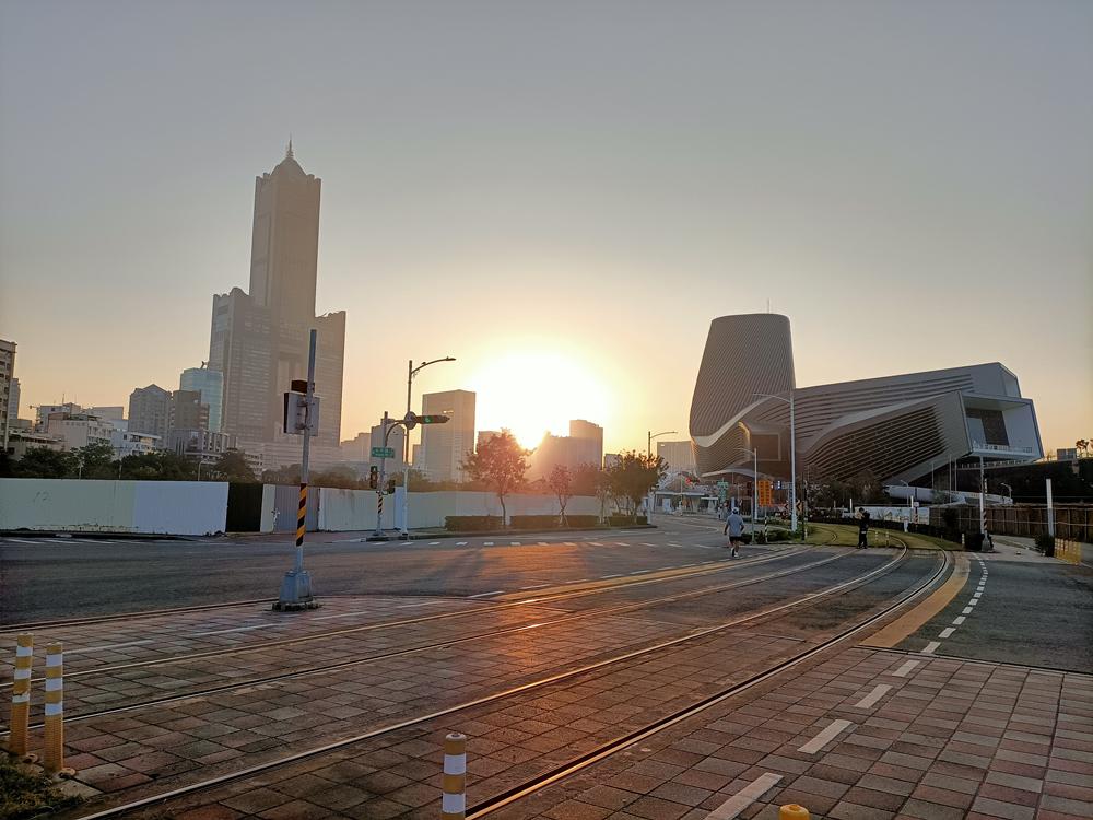 高雄 港埠旅運中心 之晨光 (01)