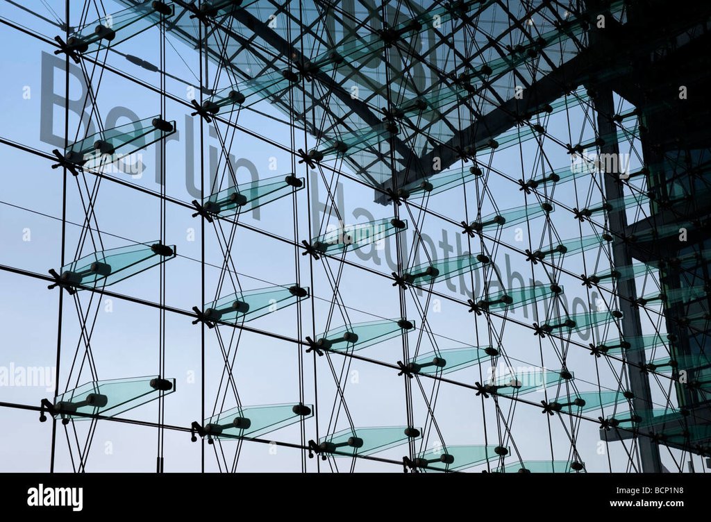 detail-of-glass-curtain-wall-at-berlin-hauptbahnhof-or-central-railway-BCP1N8.jpg - 玻璃帷幕的新挑戰