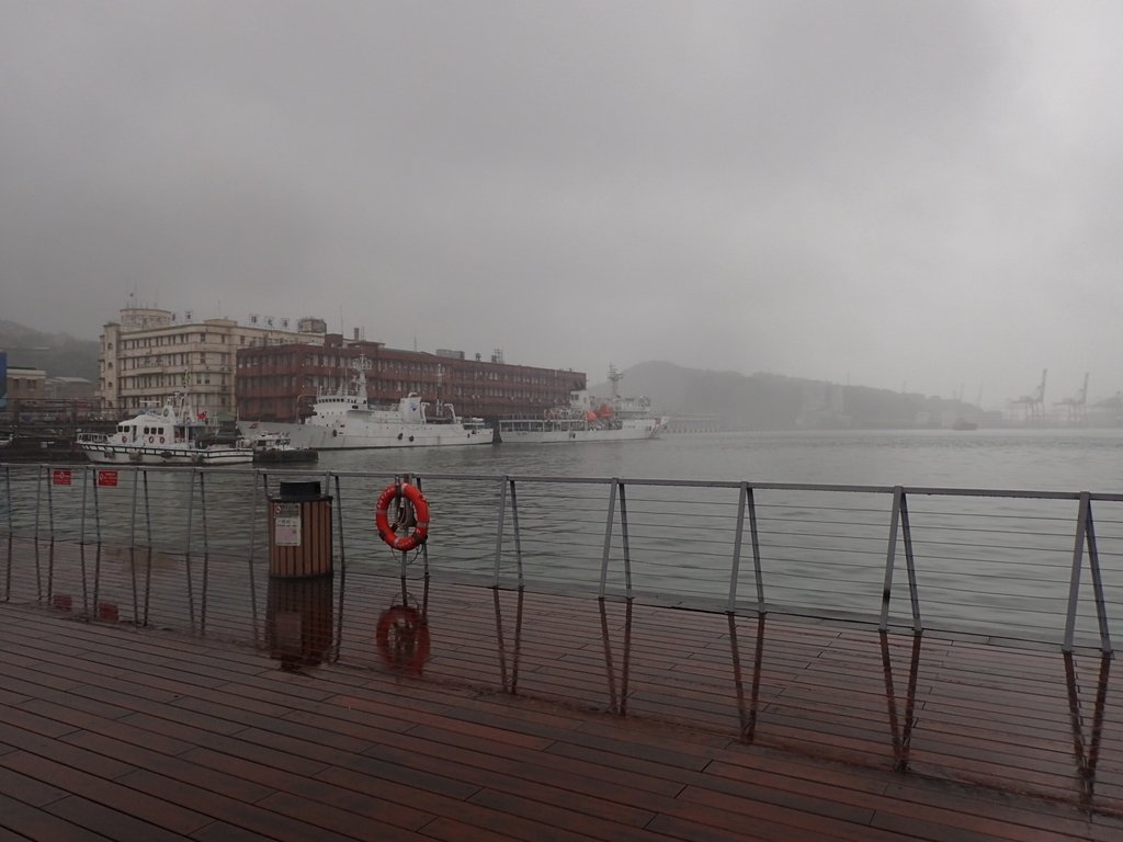 P1031670.JPG - 雨中---  基隆  海洋廣場  