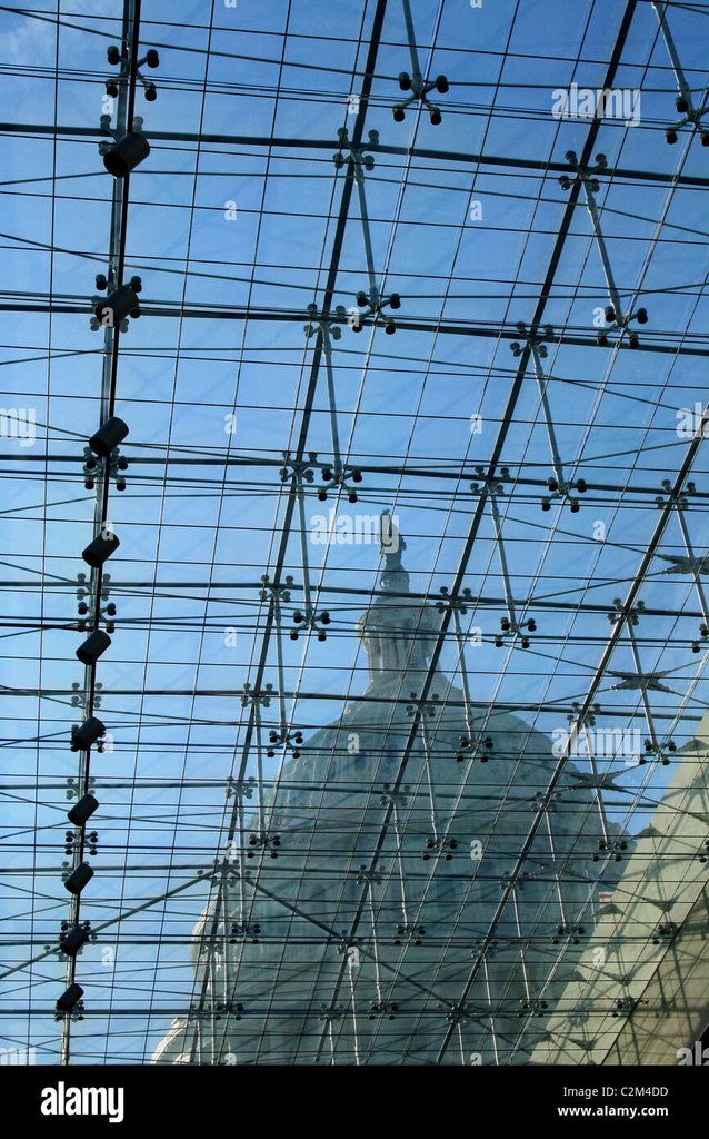 united-states-capitol-trough-glass-roof-washington-dc-usa-12-october-C2M4DD.jpg - 玻璃帷幕的新挑戰