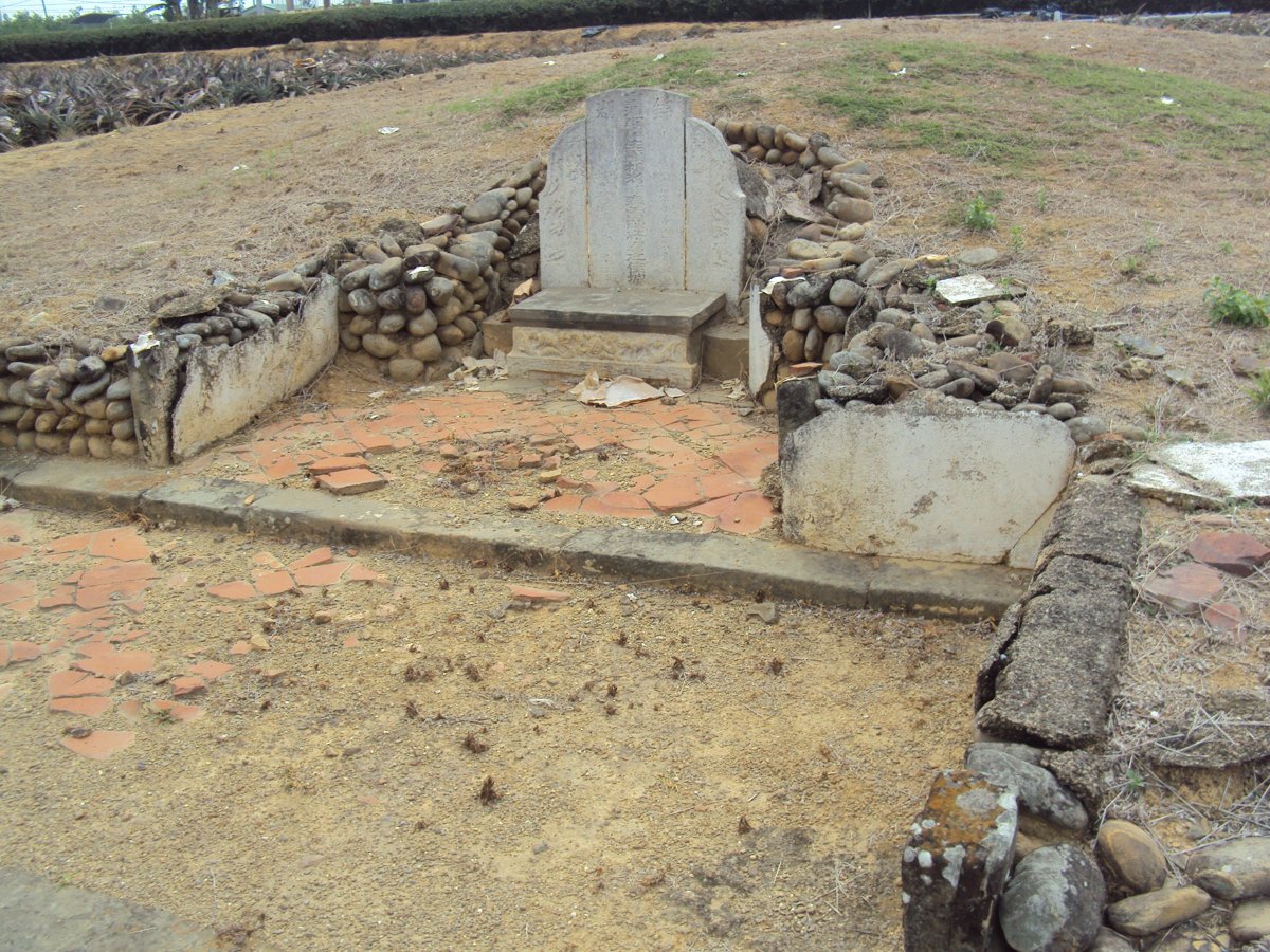 名間  郡庠生  陳春雷墓