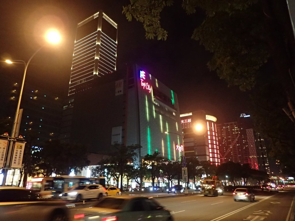 PC126025.JPG - 台中  台灣大道之夜色璀璨