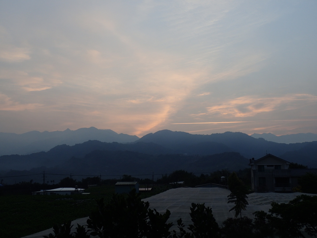 P3217430.JPG - 新社  迎大雪山晨光  (01)