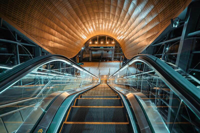 dubai-united-arab-emirates-march-metro-station-interior-downtown-exiting-sheikh-zayed-road-south-uae-night-215771555.jpg - 當代空間設計之思維