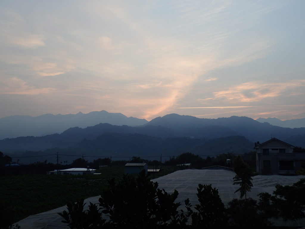 P3217431.JPG - 新社  迎大雪山晨光  (01)