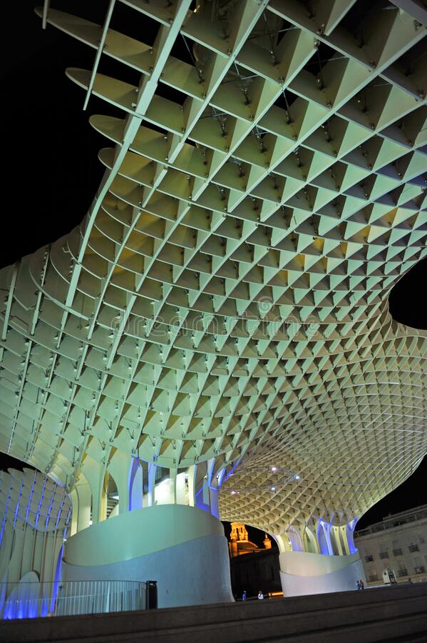 futuristic-building-located-plaza-de-la-encarnacion-seville-has-become-contemporary-image-must-tourists-206202850.jpg - 桁架及網格結構系統