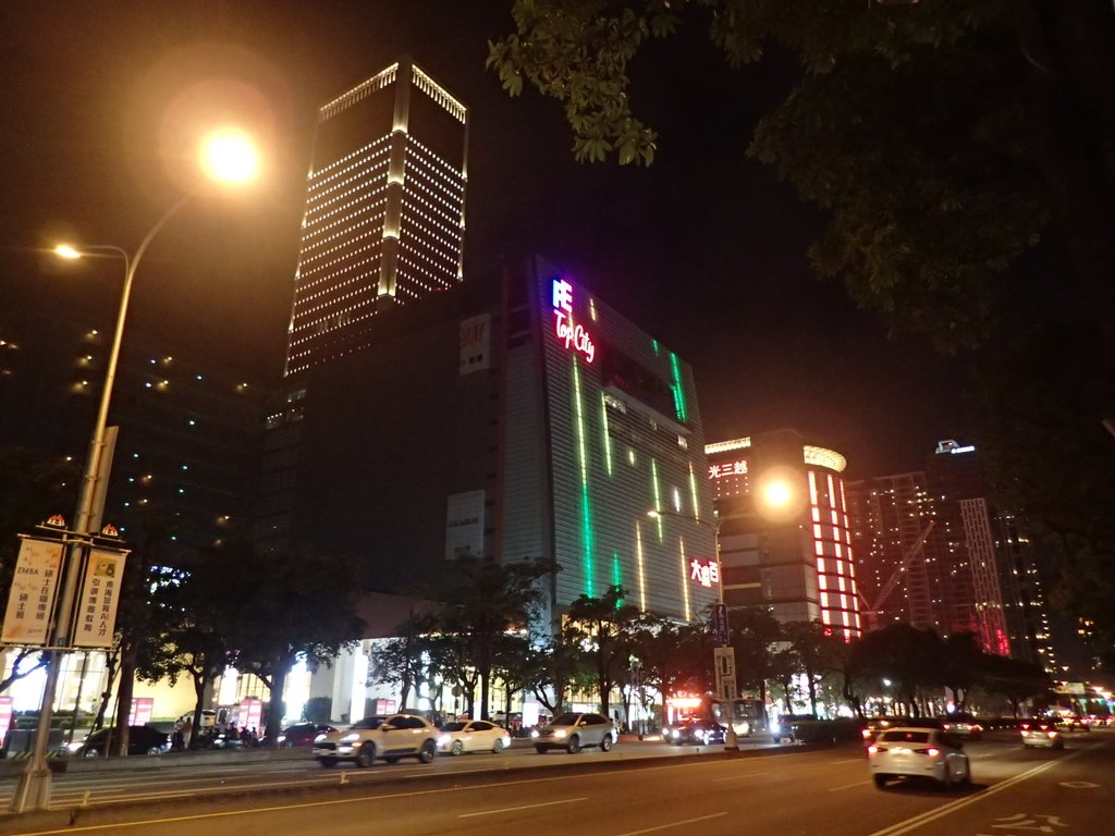 PC126024.JPG - 台中  台灣大道之夜色璀璨