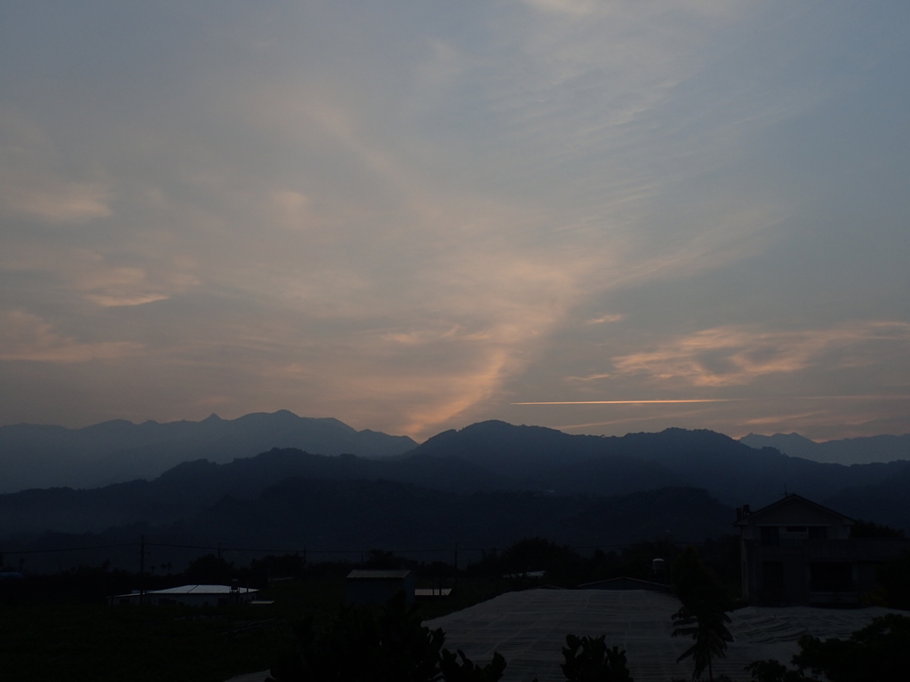 P3217429.JPG - 新社  迎大雪山晨光  (01)