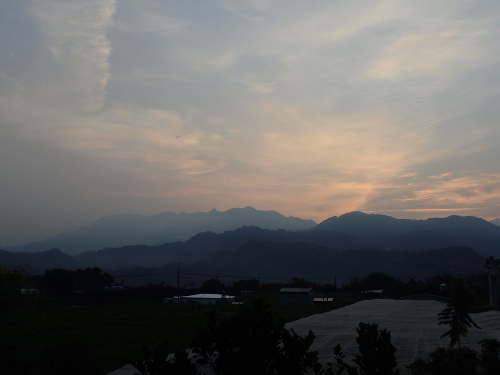 P3217435.JPG - 新社  迎大雪山晨光  (01)