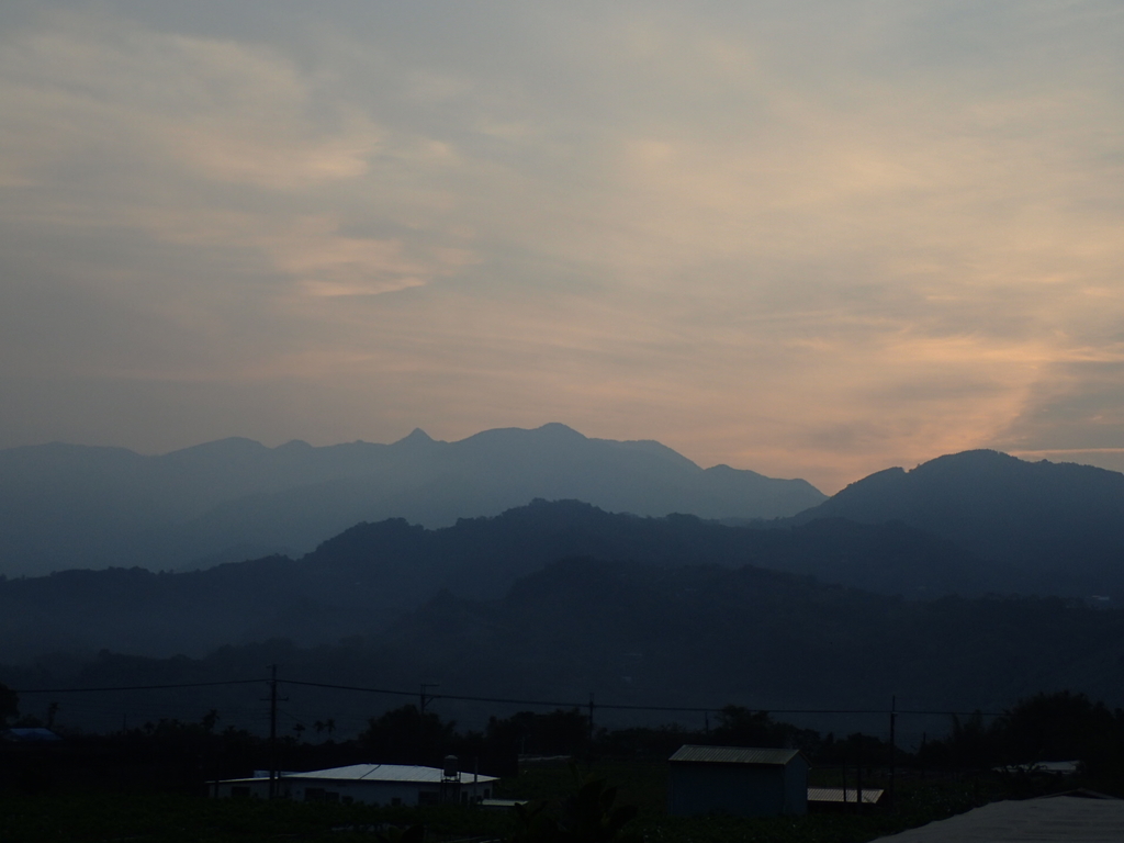 P3217438.JPG - 新社  迎大雪山晨光  (01)