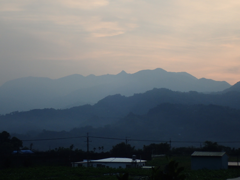 P3217440.JPG - 新社  迎大雪山晨光  (01)