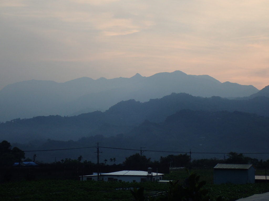 P3217441.JPG - 新社  迎大雪山晨光  (01)