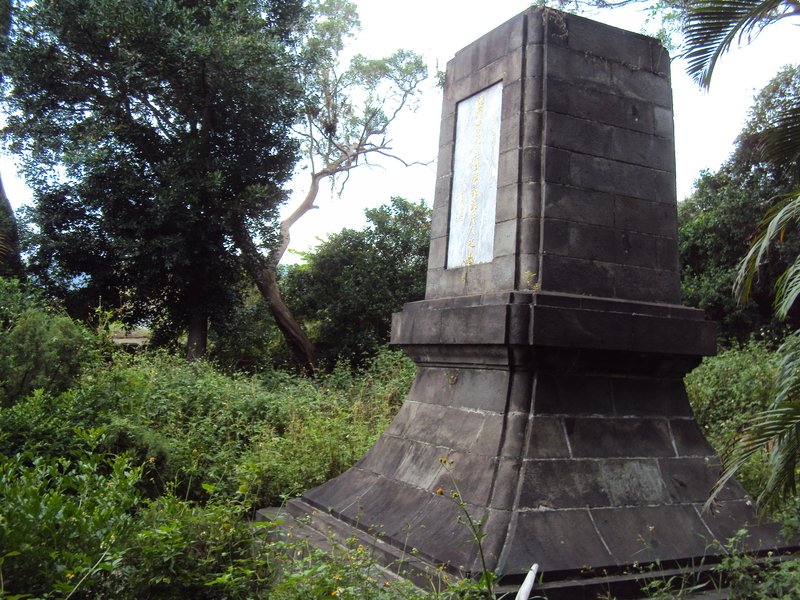 泰山  連雅堂先生暨夫人墓園