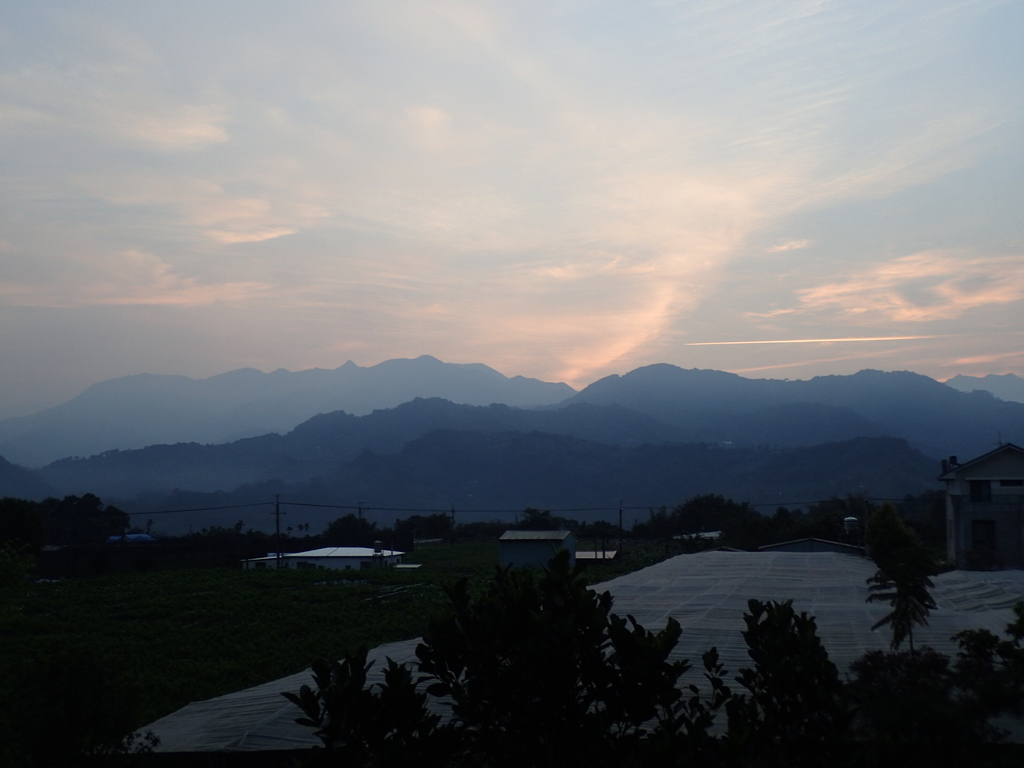 P3217428.JPG - 新社  迎大雪山晨光  (01)