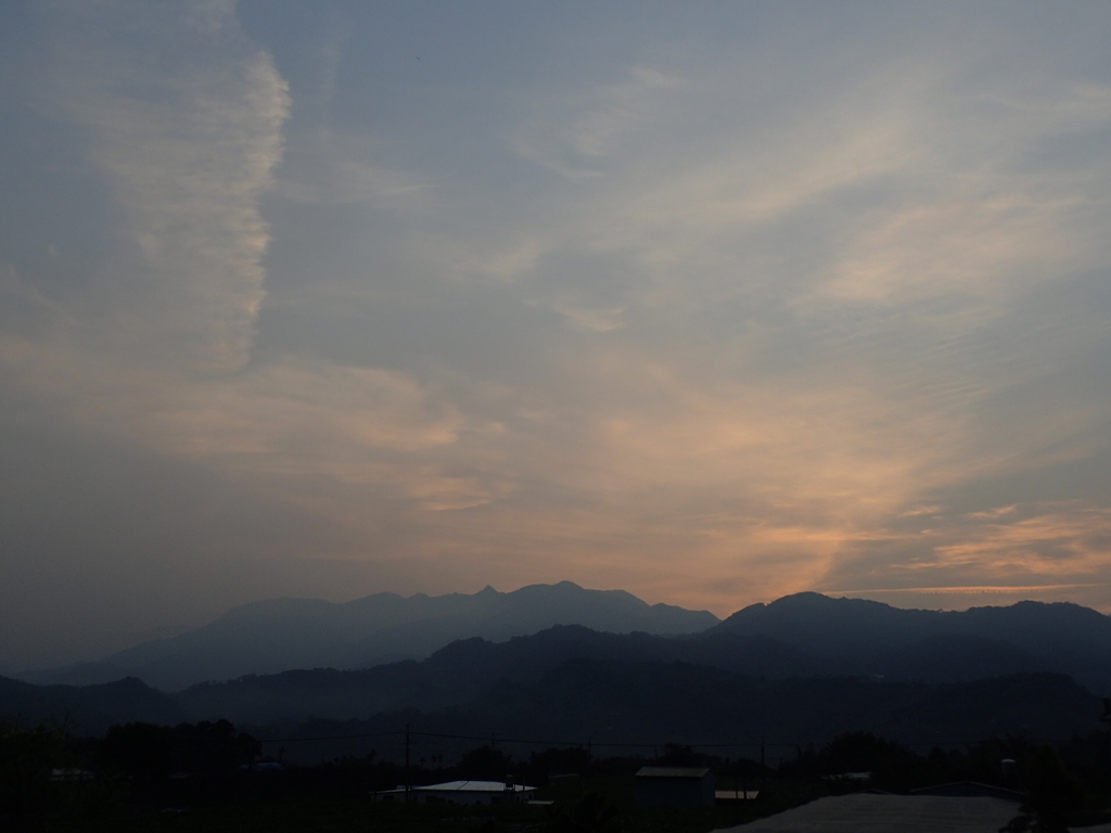 P3217437.JPG - 新社  迎大雪山晨光  (01)