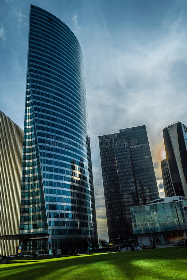 nanterre-towers-puteaux-nanterre-towers-backlit-business-district-paris-106524216.jpg - 超高層建築周遊