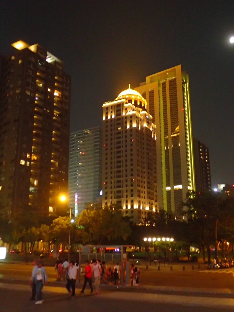 PA125330.JPG - 台中七期之  夜色璀璨  (03)